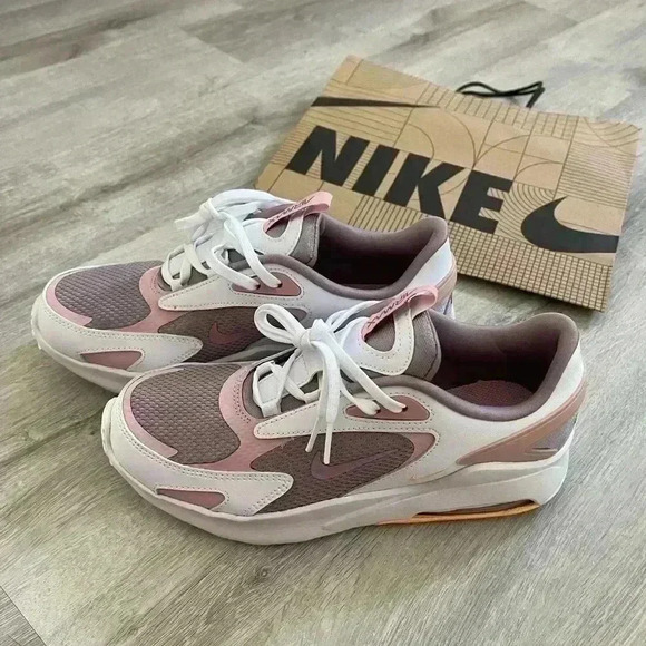 NIKE Air Max Bolt Size 6Y (8) - Picture 12 of 15